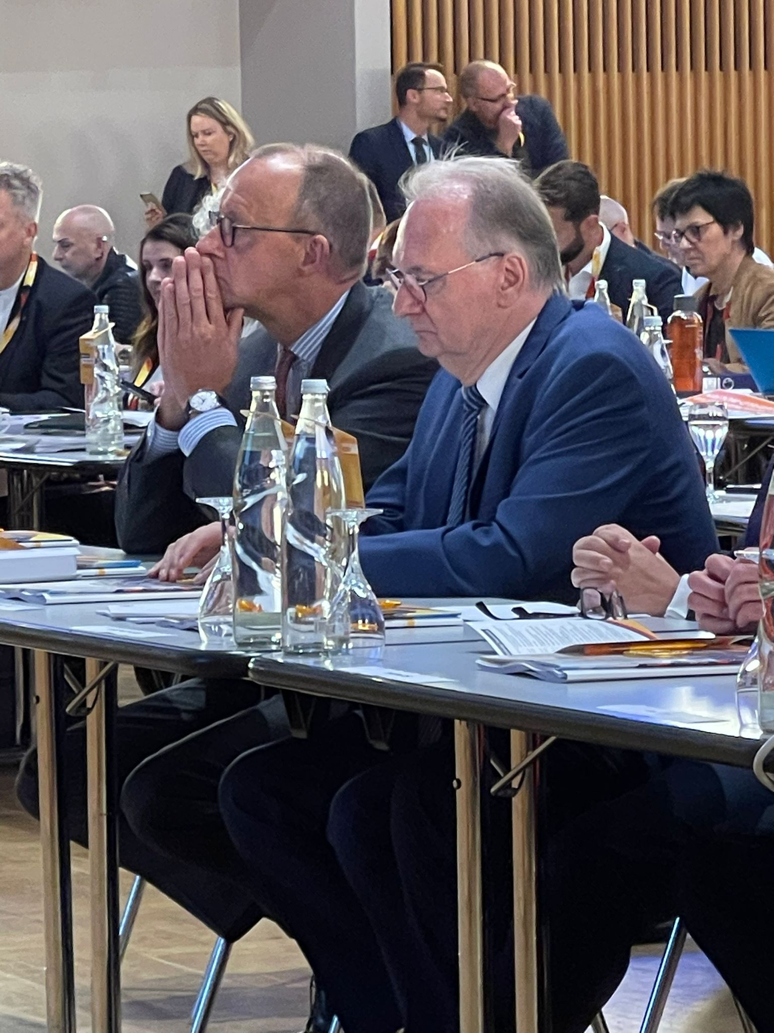 Delegierte aus Wirtschaft und Politik bei einem Parteitag