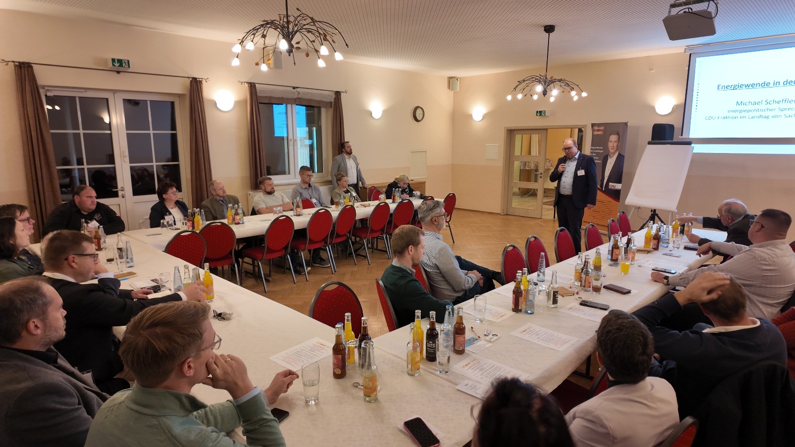 Festlich eingedeckter Saal bei einem Unternehmer-Event der MIT Börde