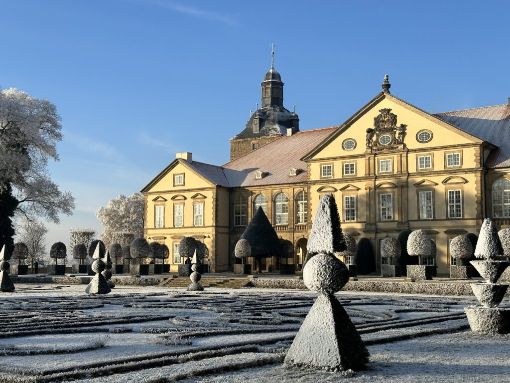 Schloss Hundisburg mit Barockgarten im Winter